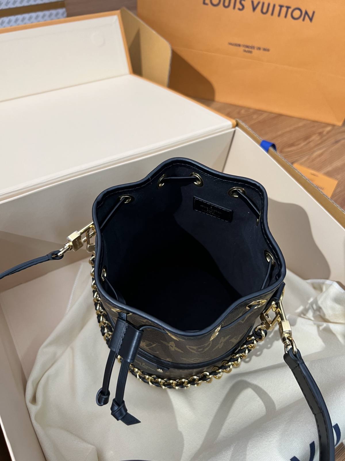 Ellebag’s 1:1 Replica of Louis Vuitton M83480 Canoé Chain Bucket Bag: A Perfect Fusion of Classic Design and Modern Craftsmanship(2024 Dec Updated)-Best Quality Fake Louis Vuitton Bag Online Store, Replica designer bag ru