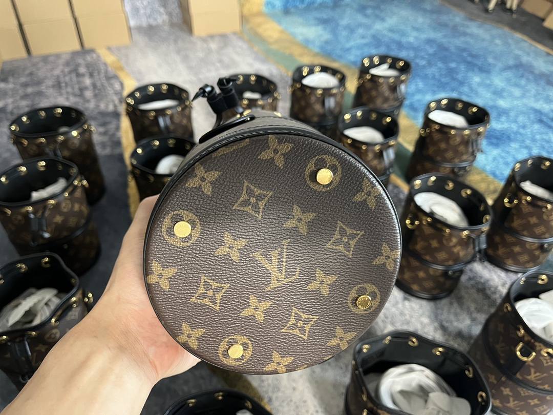 Ellebag’s 1:1 Replica of Louis Vuitton M83480 Canoé Chain Bucket Bag: A Perfect Fusion of Classic Design and Modern Craftsmanship(2024 Dec Updated)-Best Quality Fake Louis Vuitton Bag Online Store, Replica designer bag ru