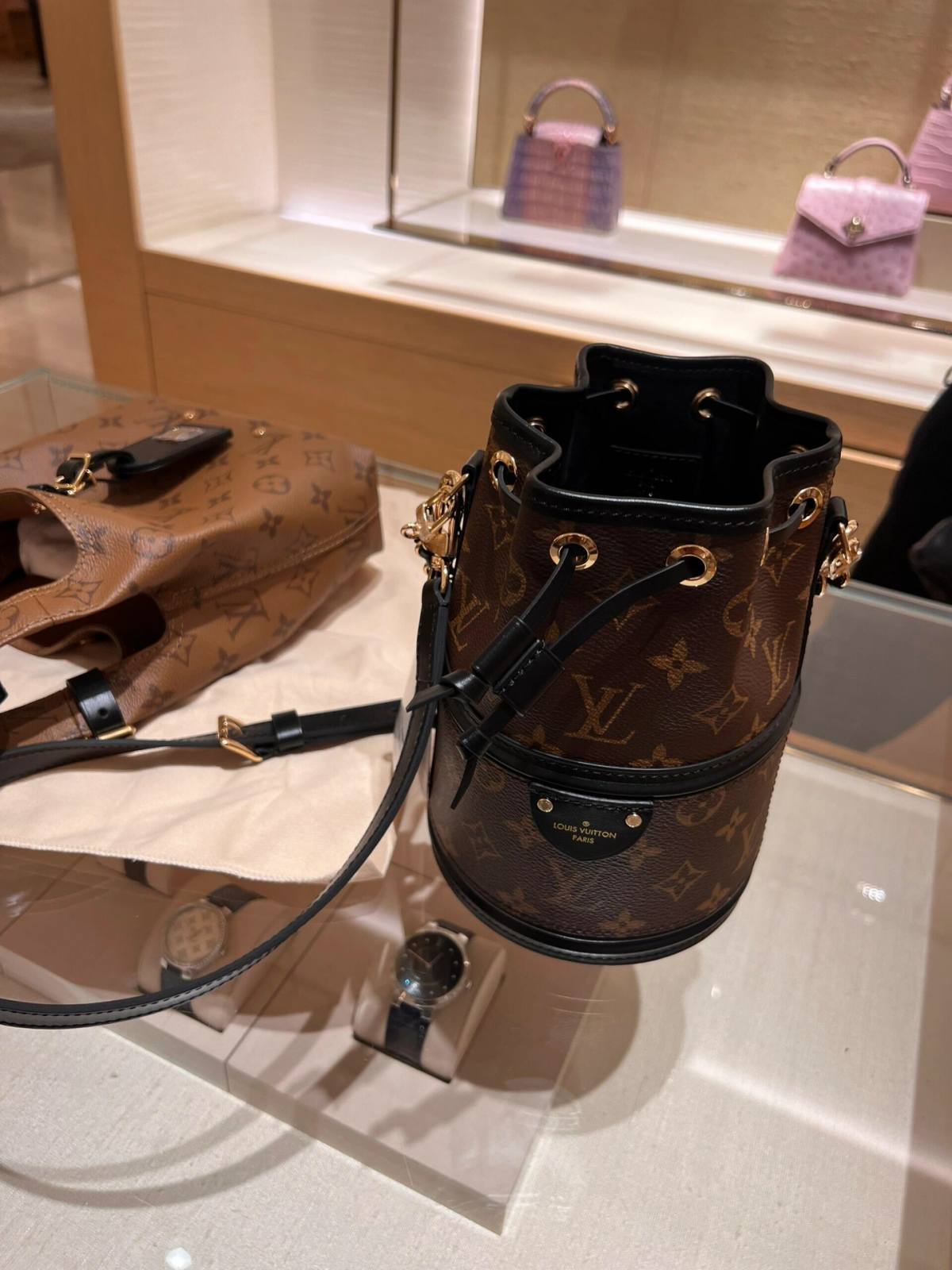 Ellebag’s 1:1 Replica of Louis Vuitton M83480 Canoé Chain Bucket Bag: A Perfect Fusion of Classic Design and Modern Craftsmanship(2024 Dec Updated)-Best Quality Fake Louis Vuitton Bag Online Store, Replica designer bag ru