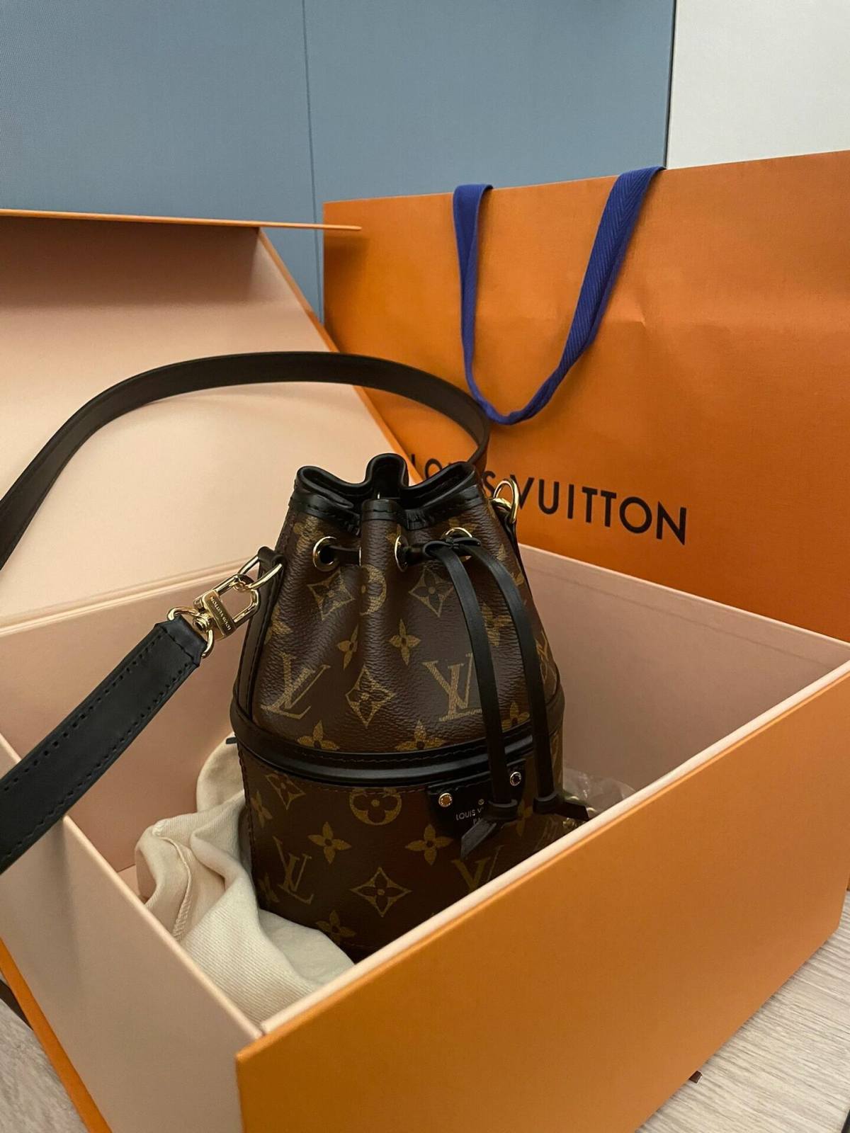 Ellebag’s 1:1 Replica of Louis Vuitton M83480 Canoé Chain Bucket Bag: A Perfect Fusion of Classic Design and Modern Craftsmanship(2024 Dec Updated)-Best Quality Fake Louis Vuitton Bag Online Store, Replica designer bag ru