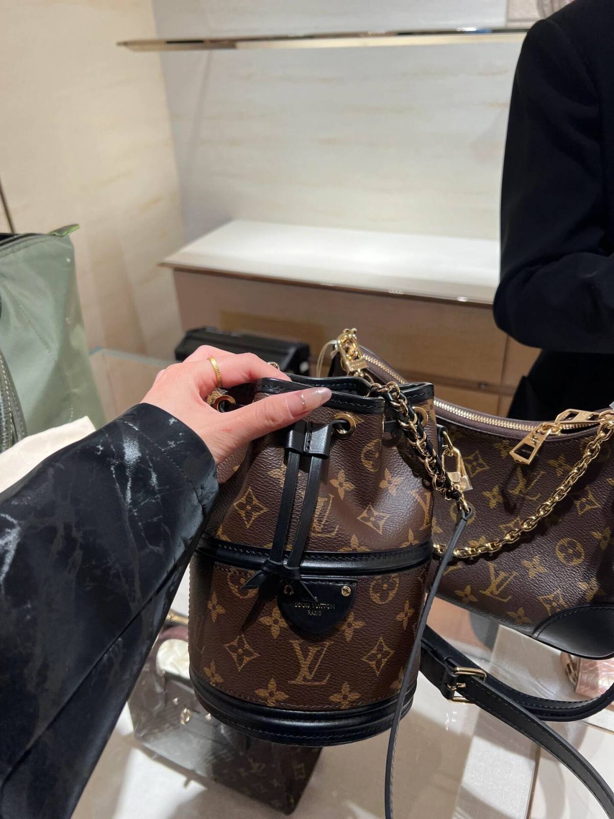 Ellebag’s 1:1 Replica of Louis Vuitton M83480 Canoé Chain Bucket Bag: A Perfect Fusion of Classic Design and Modern Craftsmanship(2024 Dec Updated)-Best Quality Fake Louis Vuitton Bag Online Store, Replica designer bag ru