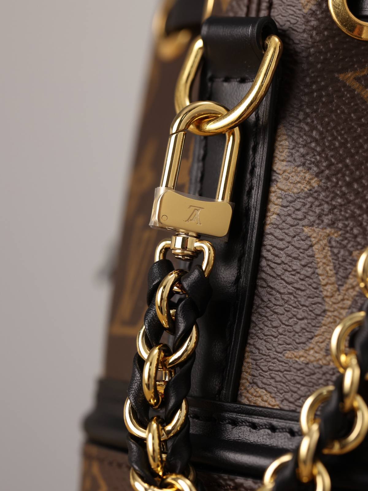 Ellebag’s 1:1 Replica of Louis Vuitton M83480 Canoé Chain Bucket Bag: A Perfect Fusion of Classic Design and Modern Craftsmanship(2024 Dec Updated)-Best Quality Fake Louis Vuitton Bag Online Store, Replica designer bag ru