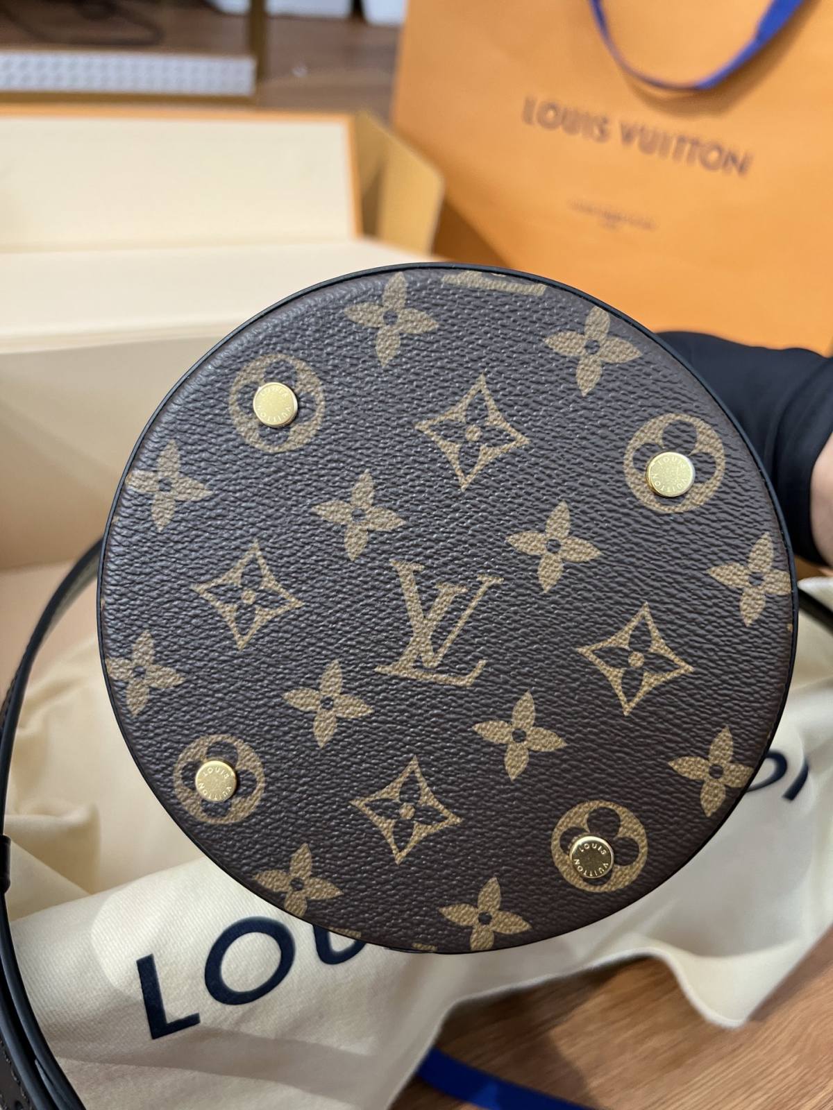 Ellebag’s 1:1 Replica of Louis Vuitton M83480 Canoé Chain Bucket Bag: A Perfect Fusion of Classic Design and Modern Craftsmanship(2024 Dec Updated)-Best Quality Fake Louis Vuitton Bag Online Store, Replica designer bag ru