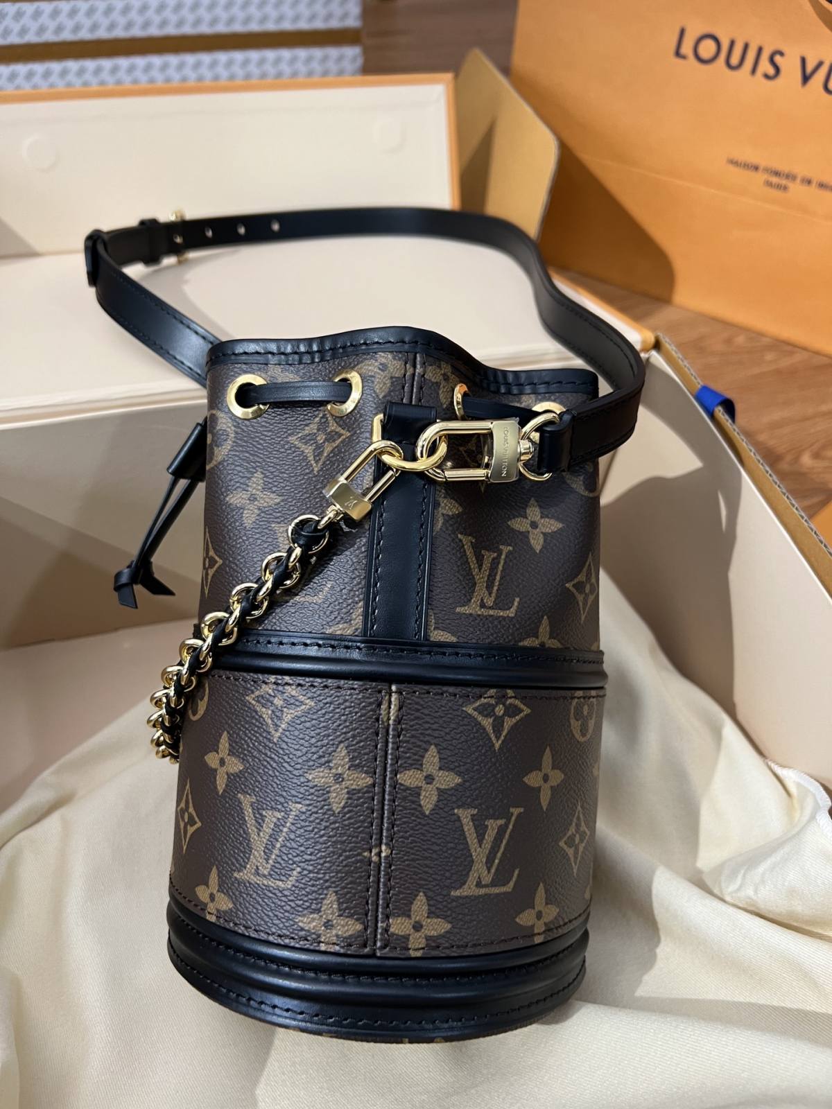 Ellebag’s 1:1 Replica of Louis Vuitton M83480 Canoé Chain Bucket Bag: A Perfect Fusion of Classic Design and Modern Craftsmanship(2024 Dec Updated)-Best Quality Fake Louis Vuitton Bag Online Store, Replica designer bag ru