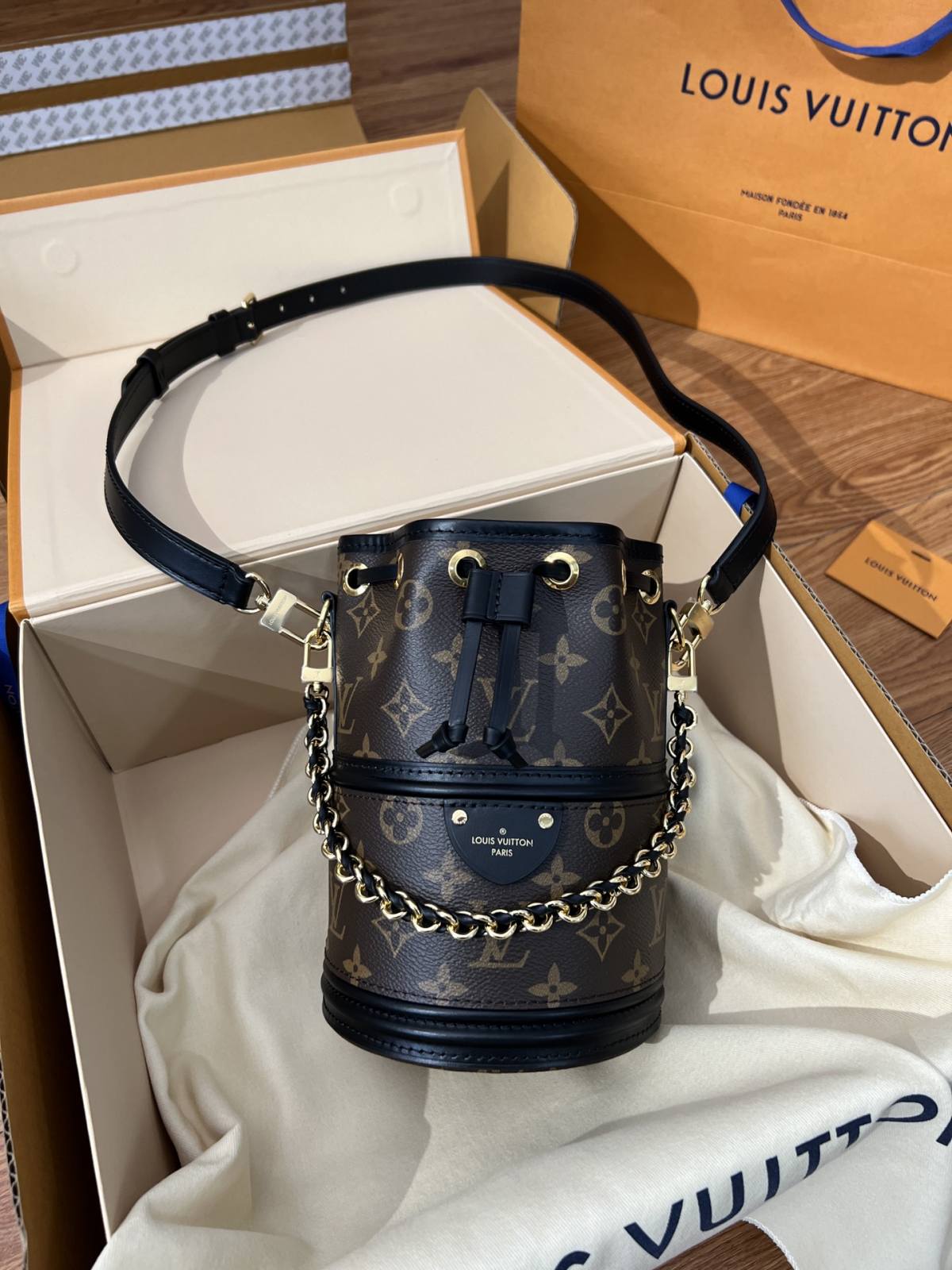 Ellebag’s 1:1 Replica of Louis Vuitton M83480 Canoé Chain Bucket Bag: A Perfect Fusion of Classic Design and Modern Craftsmanship(2024 Dec Updated)-Best Quality Fake Louis Vuitton Bag Online Store, Replica designer bag ru