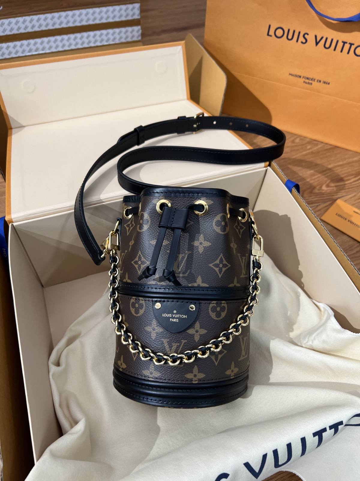 Ellebag’s 1:1 Replica of Louis Vuitton M83480 Canoé Chain Bucket Bag: A Perfect Fusion of Classic Design and Modern Craftsmanship(2024 Dec Updated)-Best Quality Fake Louis Vuitton Bag Online Store, Replica designer bag ru