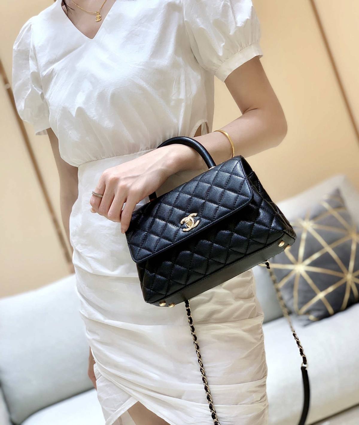 Ellebag’s Exquisite Replica: The Black Caviar Leather Chanel Coco Handle 22P with Champagne Gold Hardware(2024 Dec Updated)-Best Quality Fake Louis Vuitton Bag Online Store, Replica designer bag ru