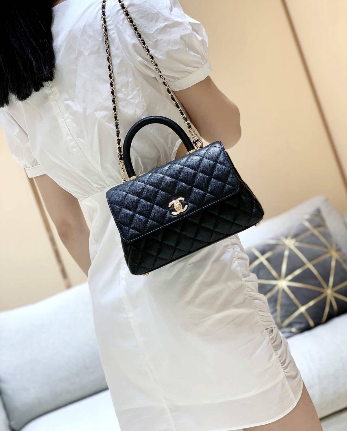 Ellebag’s Exquisite Replica: The Black Caviar Leather Chanel Coco Handle 22P with Champagne Gold Hardware(2024 Dec Updated)-Best Quality Fake Louis Vuitton Bag Online Store, Replica designer bag ru