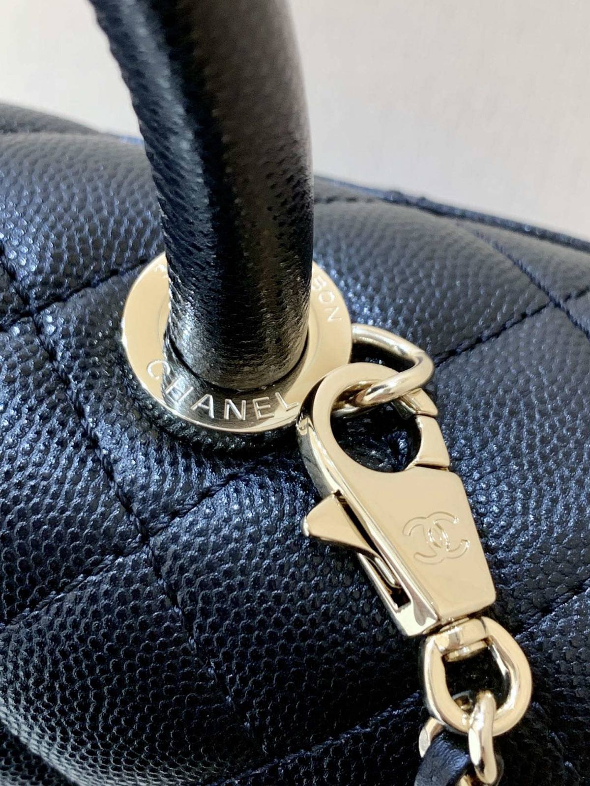 Ellebag’s Exquisite Replica: The Black Caviar Leather Chanel Coco Handle 22P with Champagne Gold Hardware(2024 Dec Updated)-Best Quality Fake Louis Vuitton Bag Online Store, Replica designer bag ru