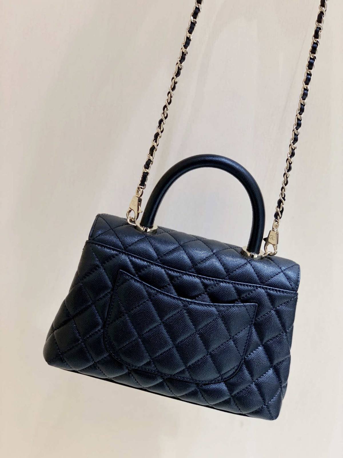 Ellebag’s Exquisite Replica: The Black Caviar Leather Chanel Coco Handle 22P with Champagne Gold Hardware(2024 Dec Updated)-Best Quality Fake Louis Vuitton Bag Online Store, Replica designer bag ru