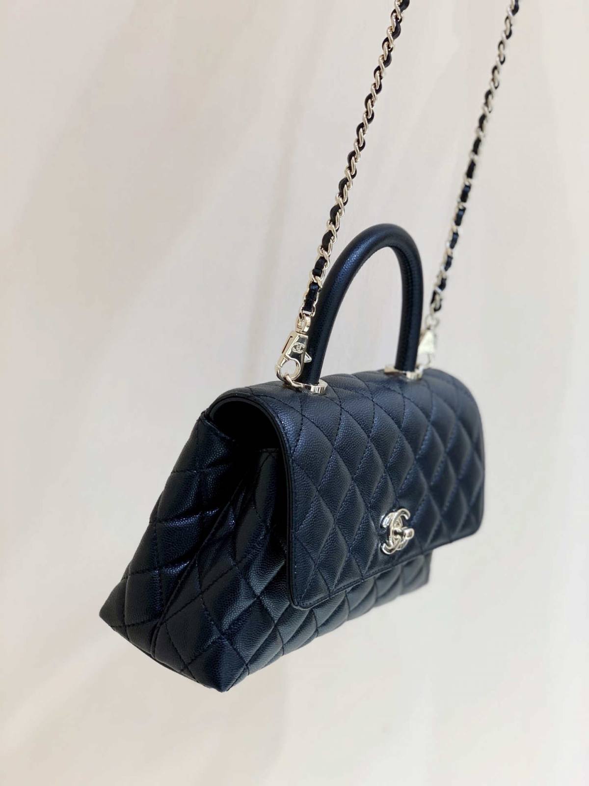 Ellebag’s Exquisite Replica: The Black Caviar Leather Chanel Coco Handle 22P with Champagne Gold Hardware(2024 Dec Updated)-Best Quality Fake Louis Vuitton Bag Online Store, Replica designer bag ru