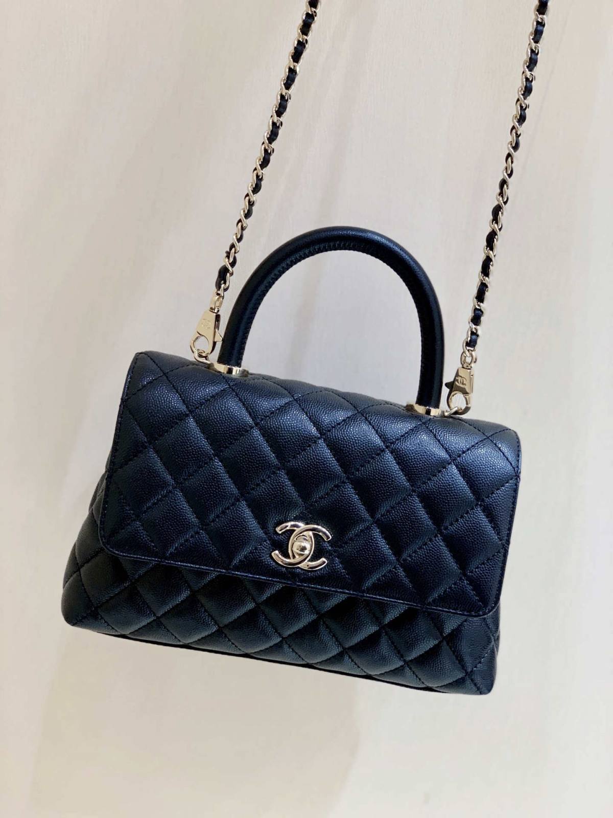 Ellebag’s Exquisite Replica: The Black Caviar Leather Chanel Coco Handle 22P with Champagne Gold Hardware(2024 Dec Updated)-Best Quality Fake Louis Vuitton Bag Online Store, Replica designer bag ru