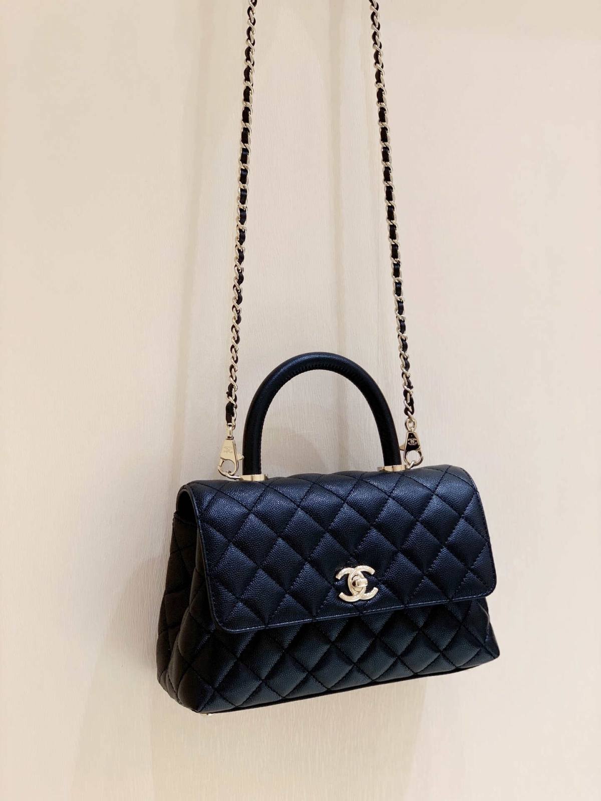 Ellebag’s Exquisite Replica: The Black Caviar Leather Chanel Coco Handle 22P with Champagne Gold Hardware(2024 Dec Updated)-Best Quality Fake Louis Vuitton Bag Online Store, Replica designer bag ru