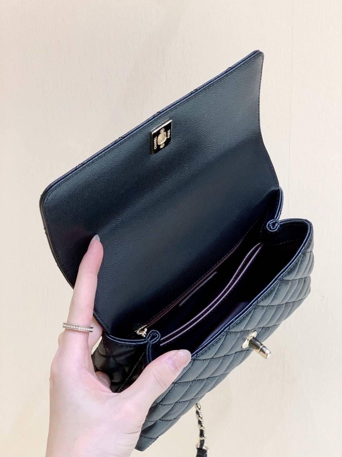 Ellebag’s Exquisite Replica: The Black Caviar Leather Chanel Coco Handle 22P with Champagne Gold Hardware(2024 Dec Updated)-Best Quality Fake Louis Vuitton Bag Online Store, Replica designer bag ru