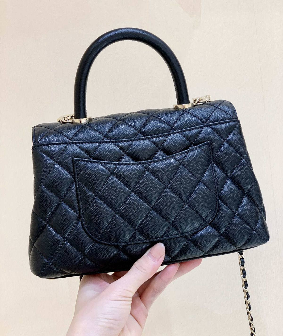 Ellebag’s Exquisite Replica: The Black Caviar Leather Chanel Coco Handle 22P with Champagne Gold Hardware(2024 Dec Updated)-Best Quality Fake Louis Vuitton Bag Online Store, Replica designer bag ru