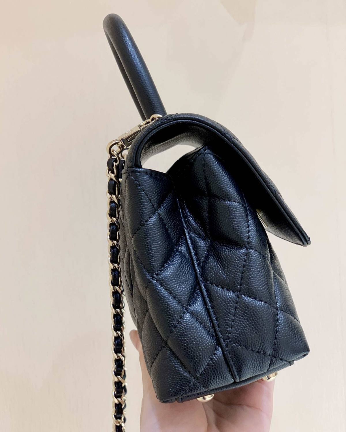 Ellebag’s Exquisite Replica: The Black Caviar Leather Chanel Coco Handle 22P with Champagne Gold Hardware(2024 Dec Updated)-Best Quality Fake Louis Vuitton Bag Online Store, Replica designer bag ru