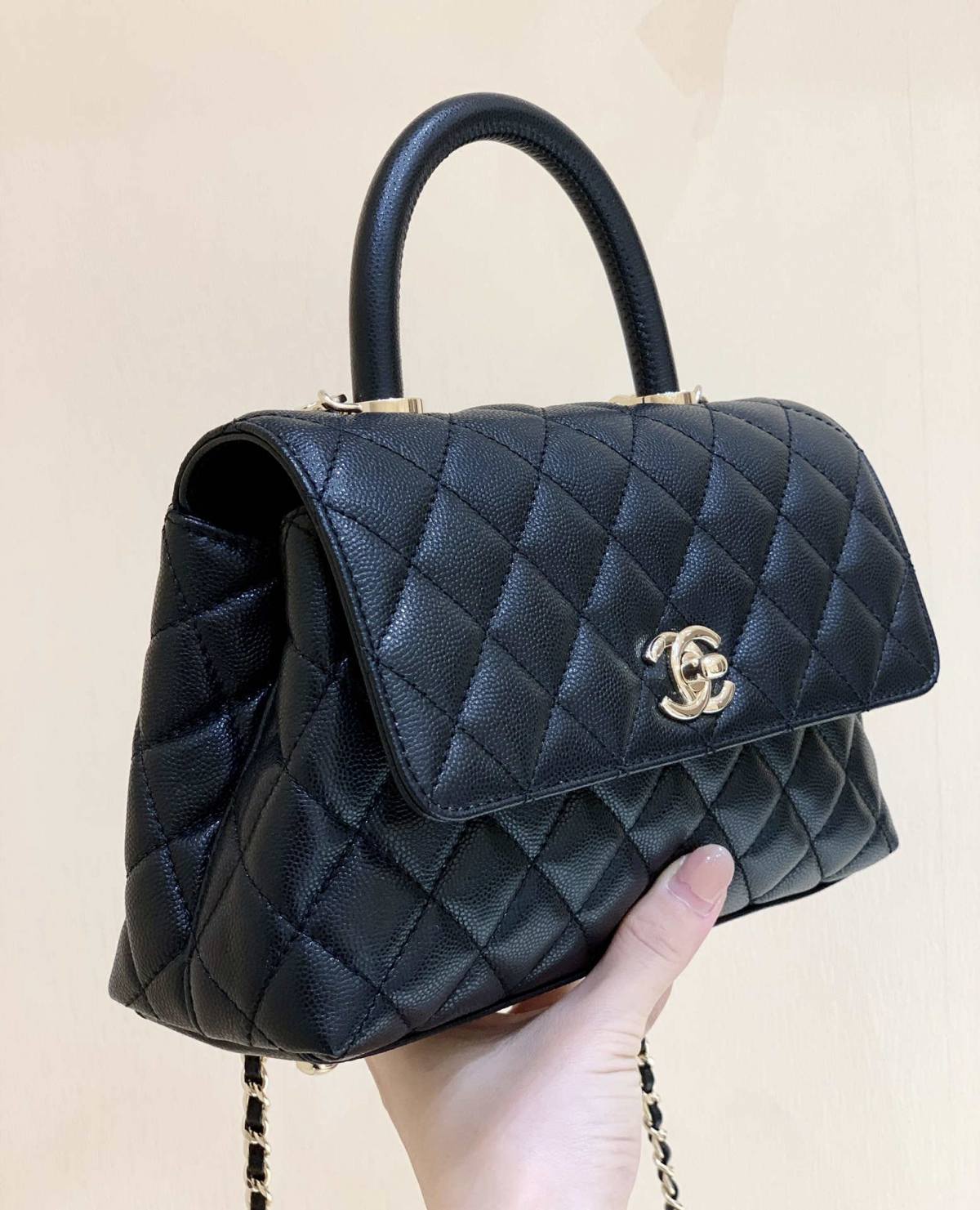 Ellebag’s Exquisite Replica: The Black Caviar Leather Chanel Coco Handle 22P with Champagne Gold Hardware(2024 Dec Updated)-Best Quality Fake Louis Vuitton Bag Online Store, Replica designer bag ru