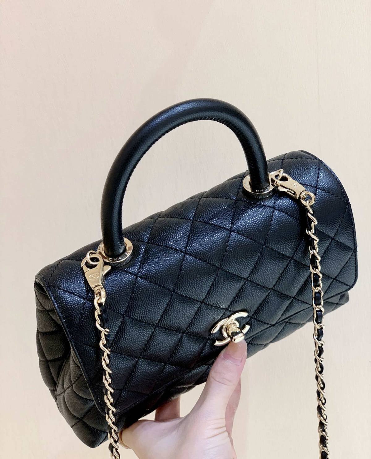 Ellebag’s Exquisite Replica: The Black Caviar Leather Chanel Coco Handle 22P with Champagne Gold Hardware(2024 Dec Updated)-Best Quality Fake Louis Vuitton Bag Online Store, Replica designer bag ru