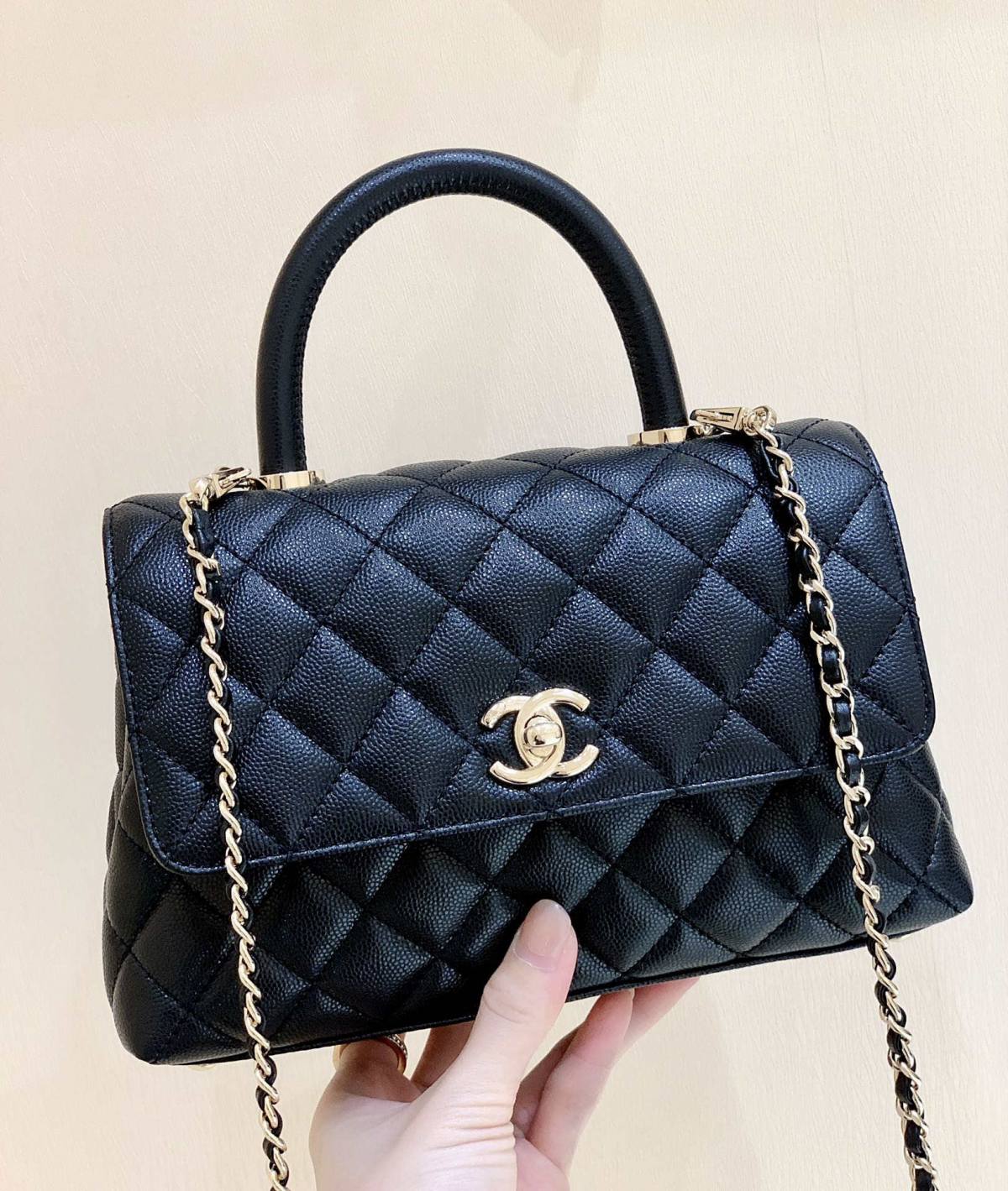 Ellebag’s Exquisite Replica: The Black Caviar Leather Chanel Coco Handle 22P with Champagne Gold Hardware(2024 Dec Updated)-Best Quality Fake Louis Vuitton Bag Online Store, Replica designer bag ru