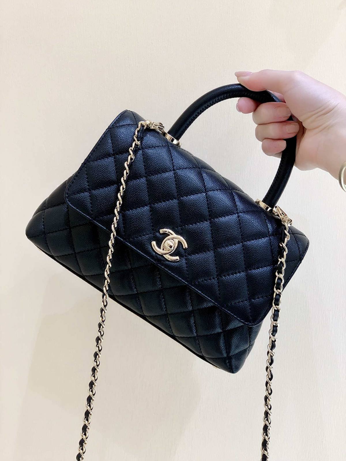 Ellebag’s Exquisite Replica: The Black Caviar Leather Chanel Coco Handle 22P with Champagne Gold Hardware(2024 Dec Updated)-Best Quality Fake Louis Vuitton Bag Online Store, Replica designer bag ru