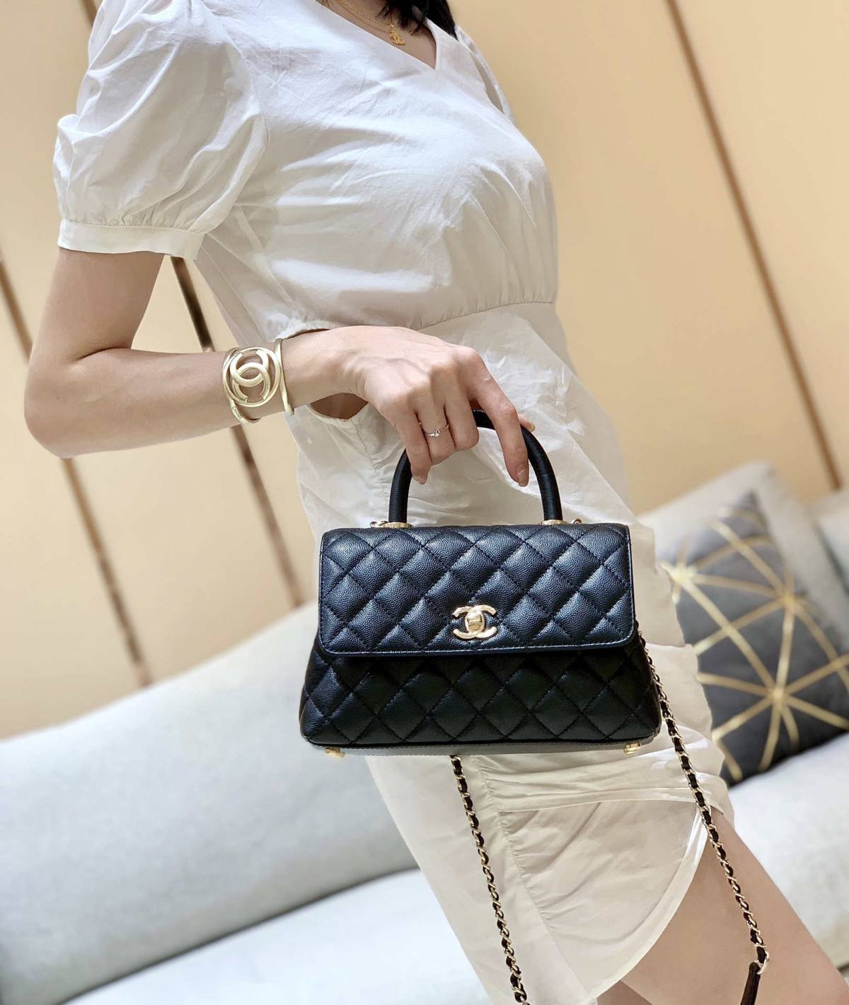 Ellebag’s Exquisite Replica: The Black Caviar Leather Chanel Coco Handle 22P with Champagne Gold Hardware(2024 Dec Updated)-Best Quality Fake Louis Vuitton Bag Online Store, Replica designer bag ru