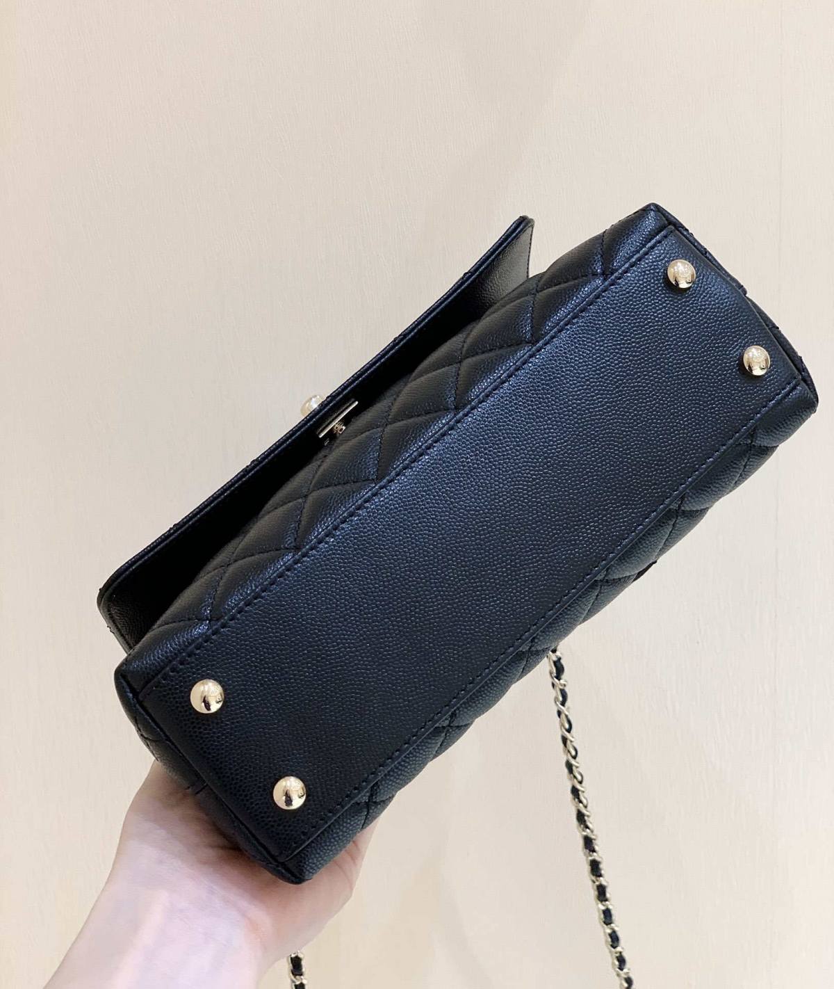 Ellebag’s Exquisite Replica: The Black Caviar Leather Chanel Coco Handle 22P with Champagne Gold Hardware(2024 Dec Updated)-Labākās kvalitātes viltotās Louis Vuitton somas tiešsaistes veikals, dizaineru somas kopija ru