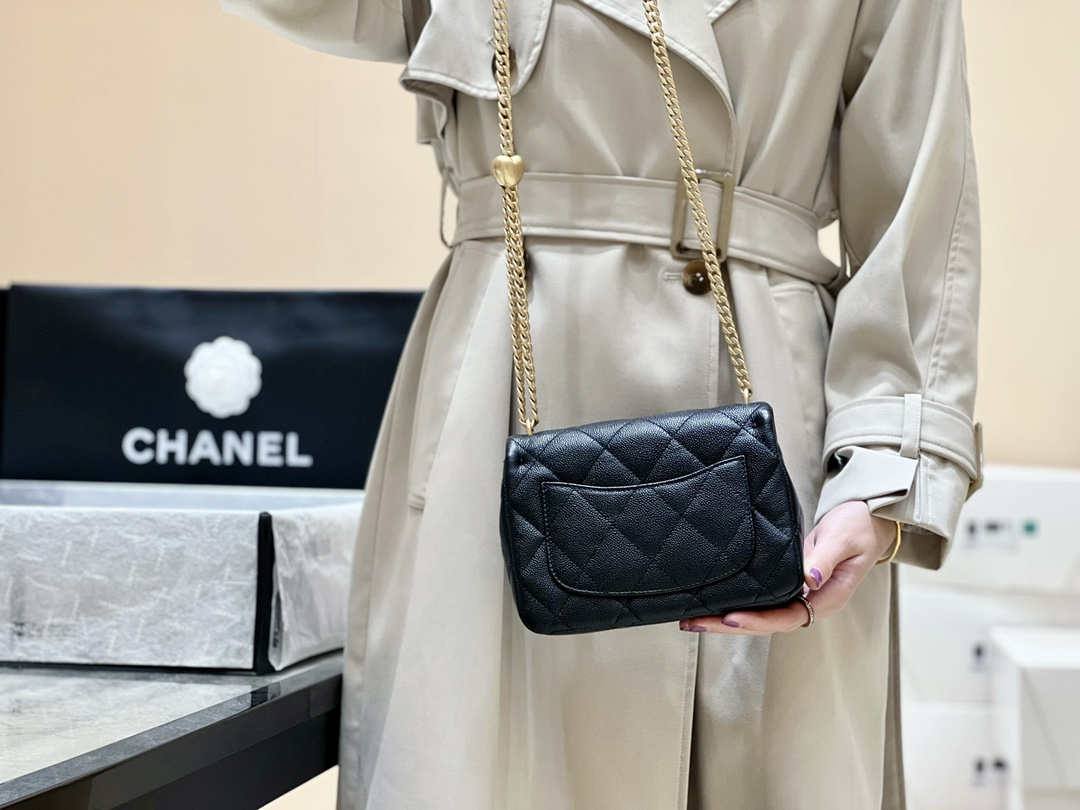 Ellebag’s Exquisite Replica: The black Caviar Leather Chanel Mini Flap Bag with Heart Clasp(2024 Dec Updated)-Labākās kvalitātes viltotās Louis Vuitton somas tiešsaistes veikals, dizaineru somas kopija ru