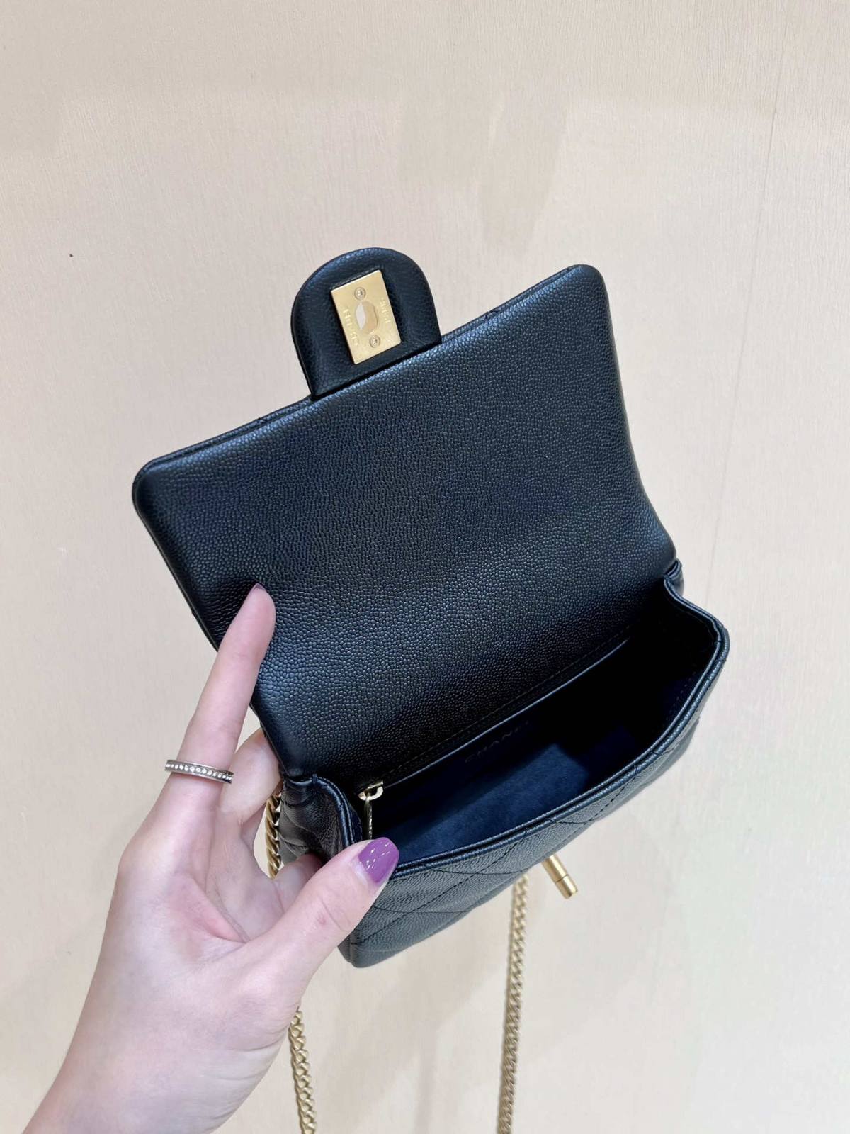 Ellebag’s Exquisite Replica: The black Caviar Leather Chanel Mini Flap Bag with Heart Clasp(2024 Dec Updated)-Labākās kvalitātes viltotās Louis Vuitton somas tiešsaistes veikals, dizaineru somas kopija ru