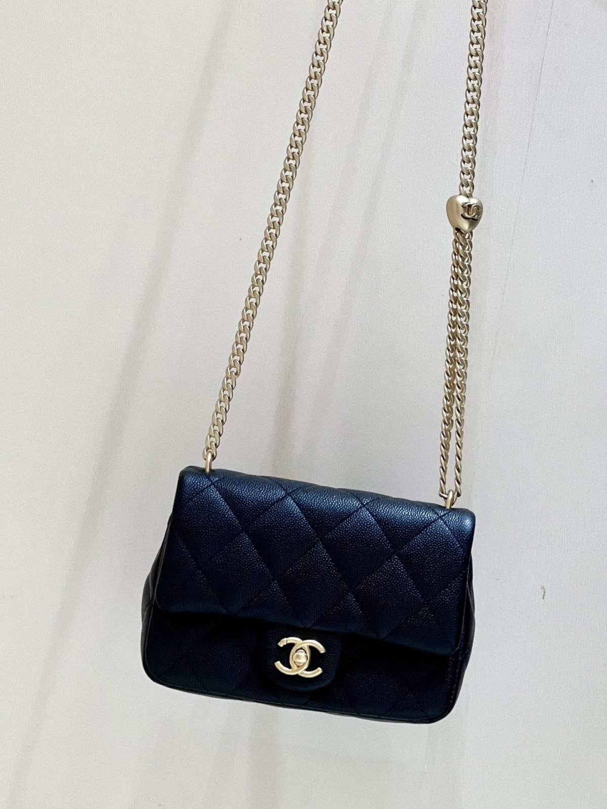 Ellebag’s Exquisite Replica: The black Caviar Leather Chanel Mini Flap Bag with Heart Clasp(2024 Dec Updated)-Labākās kvalitātes viltotās Louis Vuitton somas tiešsaistes veikals, dizaineru somas kopija ru