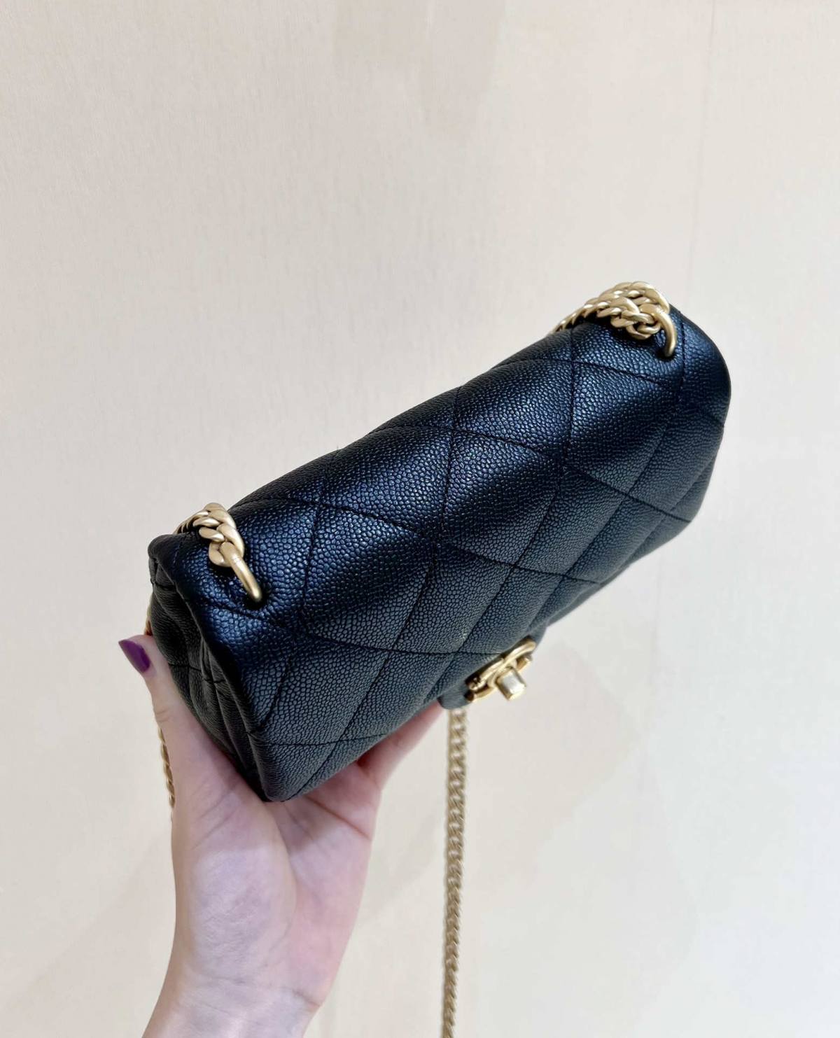 Ellebag’s Exquisite Replica: The black Caviar Leather Chanel Mini Flap Bag with Heart Clasp(2024 Dec Updated)-Labākās kvalitātes viltotās Louis Vuitton somas tiešsaistes veikals, dizaineru somas kopija ru