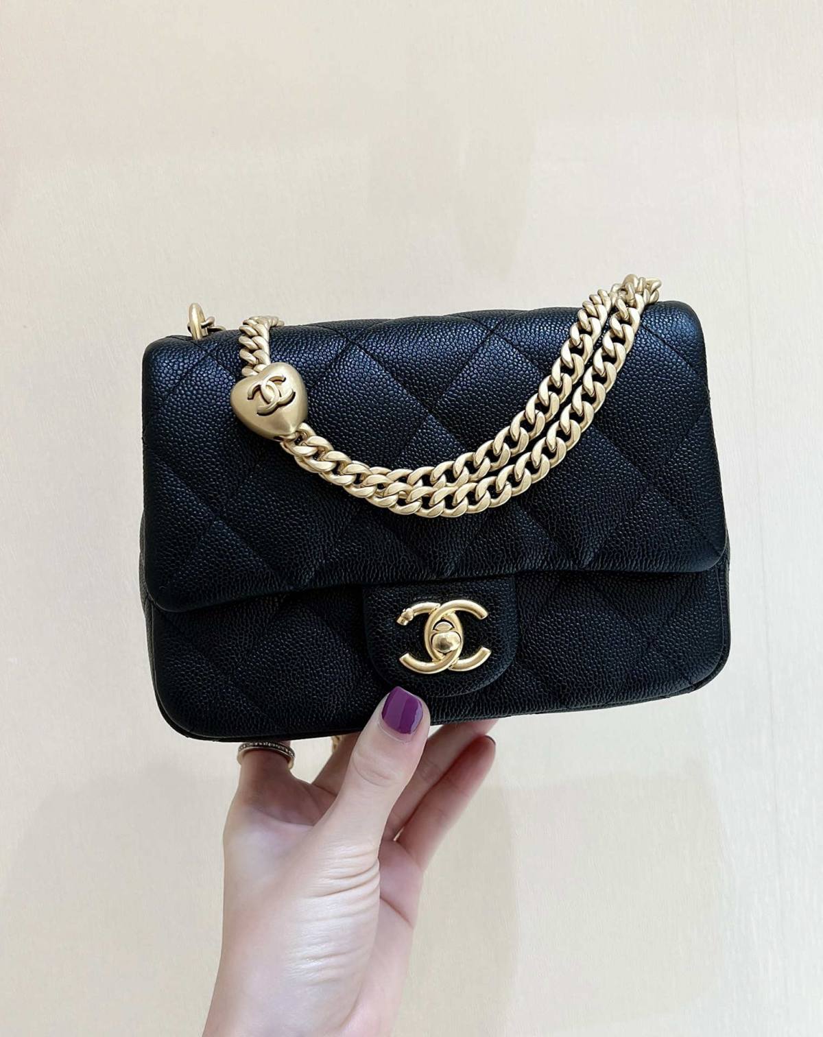 Ellebag’s Exquisite Replica: The black Caviar Leather Chanel Mini Flap Bag with Heart Clasp(2024 Dec Updated)-Labākās kvalitātes viltotās Louis Vuitton somas tiešsaistes veikals, dizaineru somas kopija ru