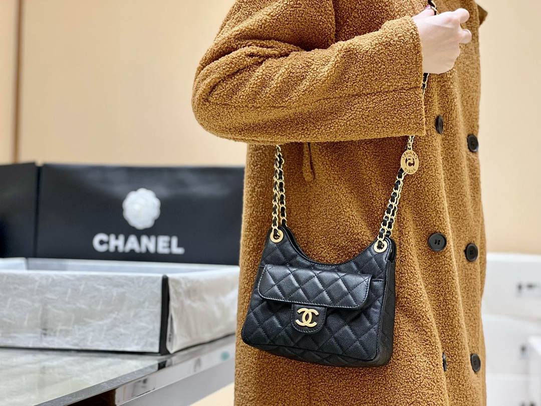 Ellebag’s Exquisite Replica: The Black Caviar Leather Chanel Small Hobo Bag with Gold Hardware(2024 Dec Updated)-Best Quality Replica designer Bag factory in China