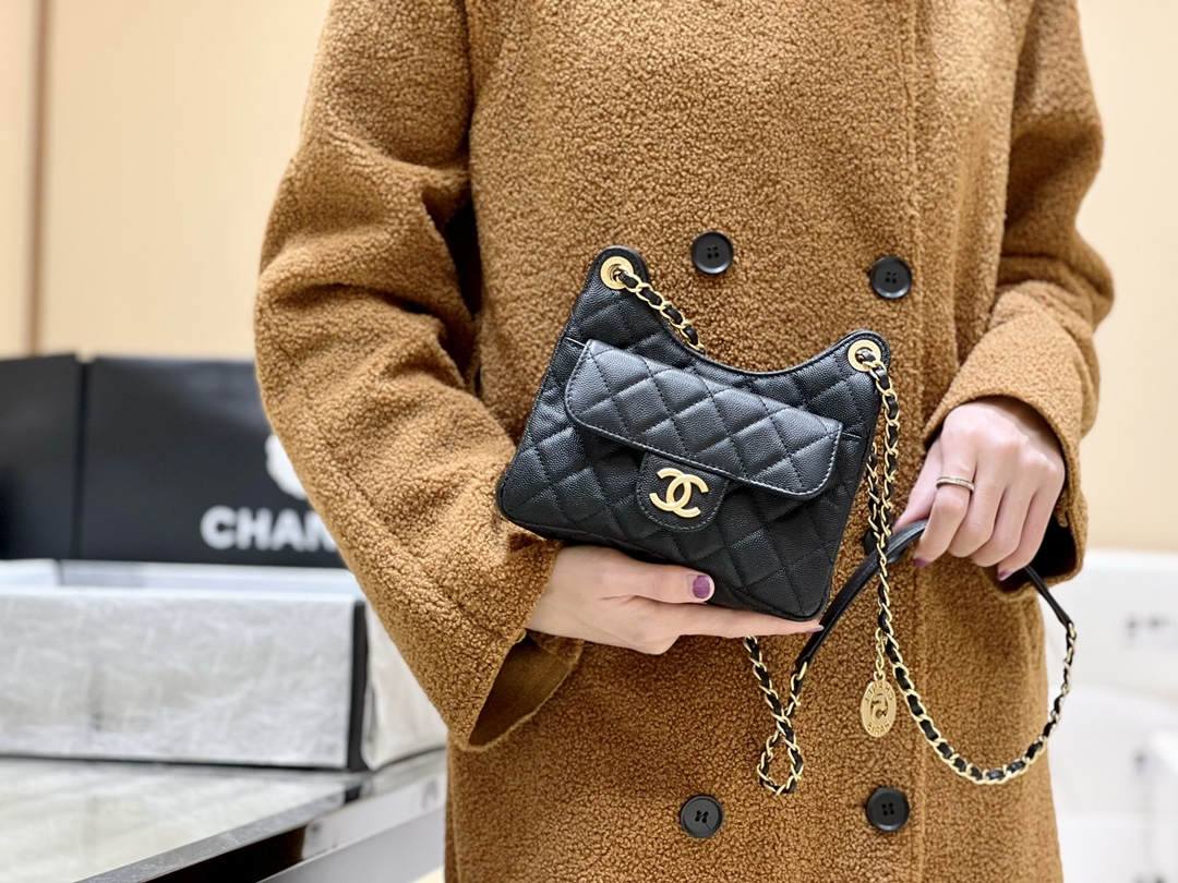 Ellebag’s Exquisite Replica: The Black Caviar Leather Chanel Small Hobo Bag with Gold Hardware(2024 Dec Updated)-Best Quality Replica designer Bag factory in China