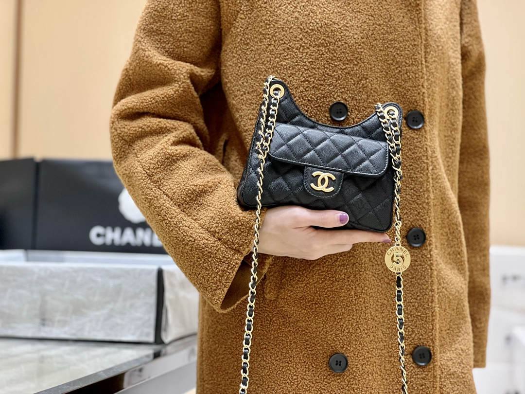 Ellebag’s Exquisite Replica: The Black Caviar Leather Chanel Small Hobo Bag with Gold Hardware(2024 Dec Updated)-Best Quality Replica designer Bag factory in China