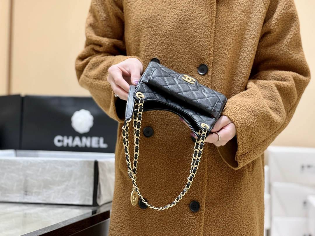 Ellebag’s Exquisite Replica: The Black Caviar Leather Chanel Small Hobo Bag with Gold Hardware(2024 Dec Updated)-Best Quality Replica designer Bag factory in China