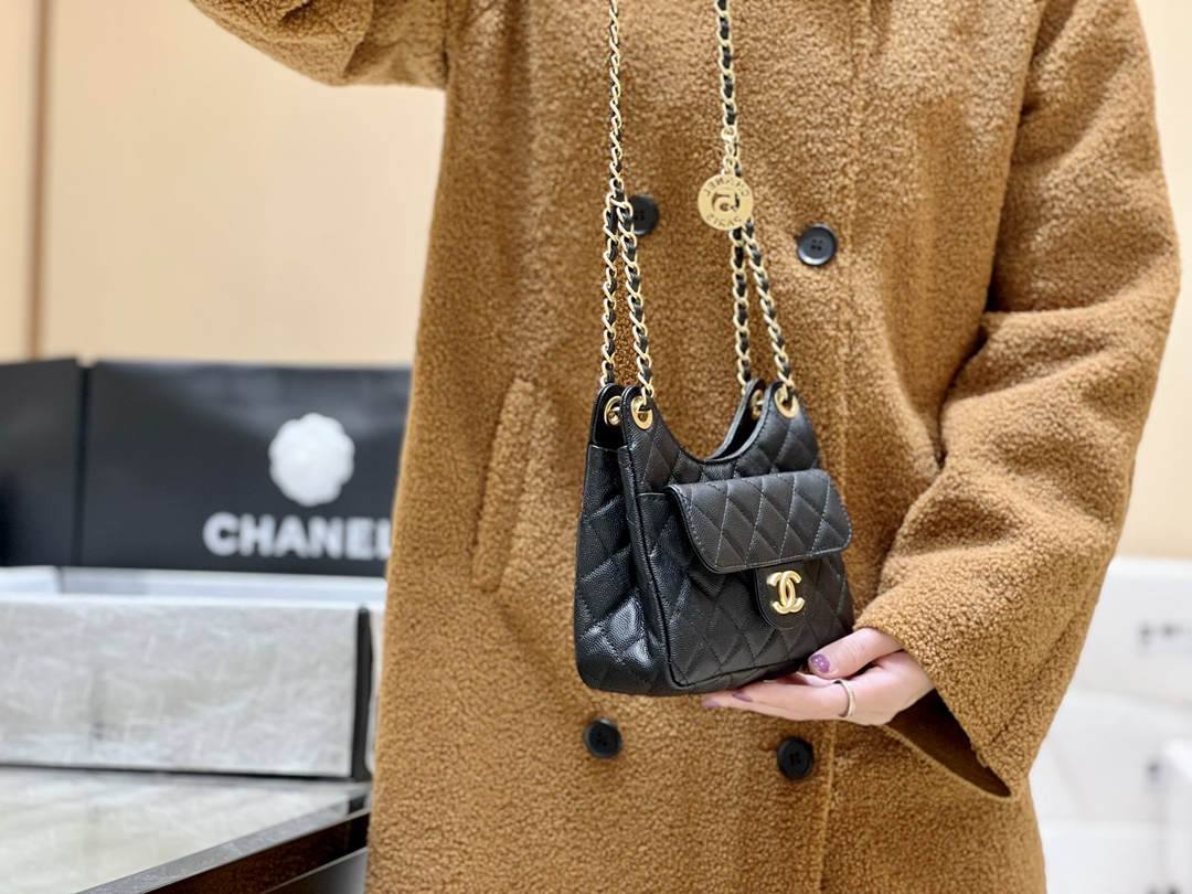 Ellebag’s Exquisite Replica: The Black Caviar Leather Chanel Small Hobo Bag with Gold Hardware(2024 Dec Updated)-Best Quality Replica designer Bag factory in China