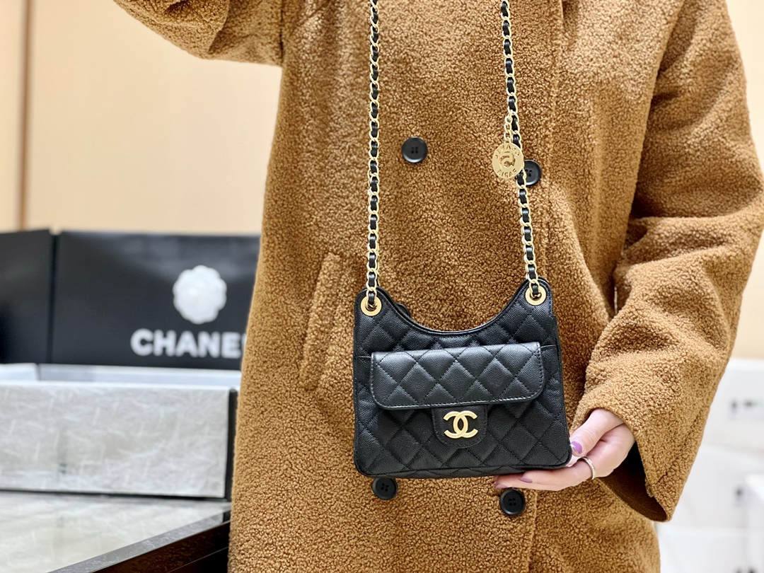 Ellebag’s Exquisite Replica: The Black Caviar Leather Chanel Small Hobo Bag with Gold Hardware(2024 Dec Updated)-Best Quality Replica designer Bag factory in China