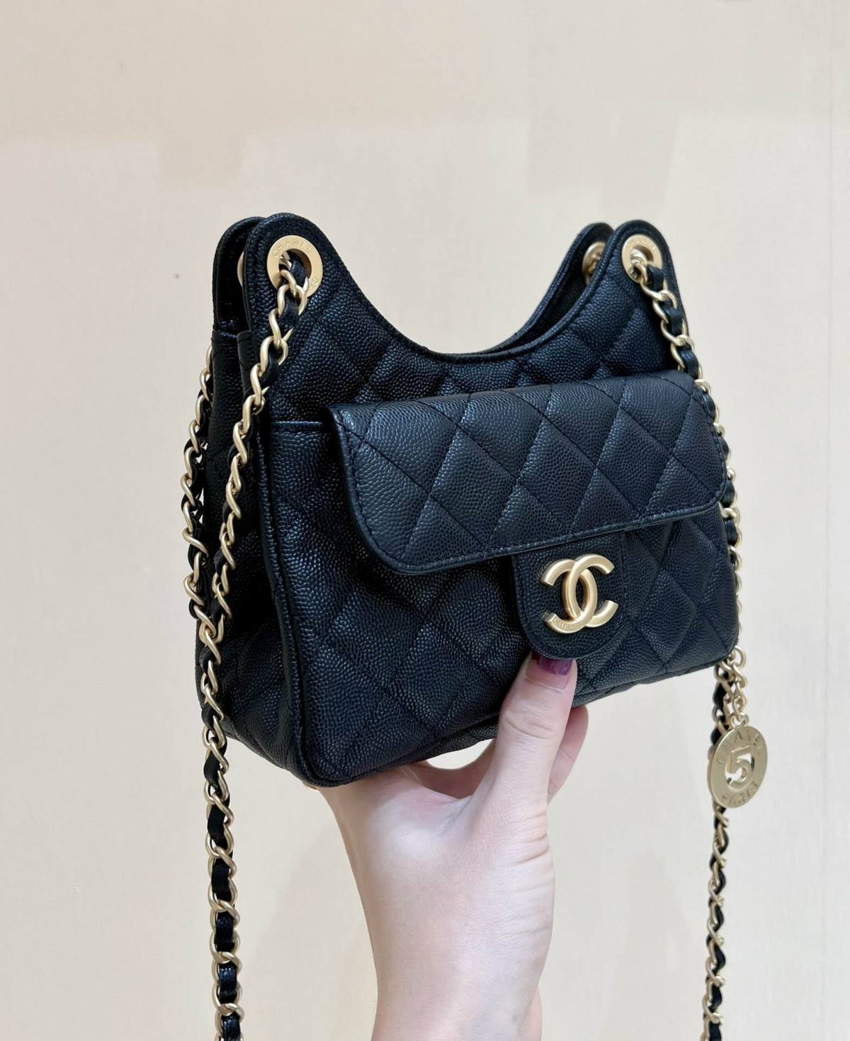 Ellebag’s Exquisite Replica: The Black Caviar Leather Chanel Small Hobo Bag with Gold Hardware(2024 Dec Updated)-Best Quality Replica designer Bag factory in China