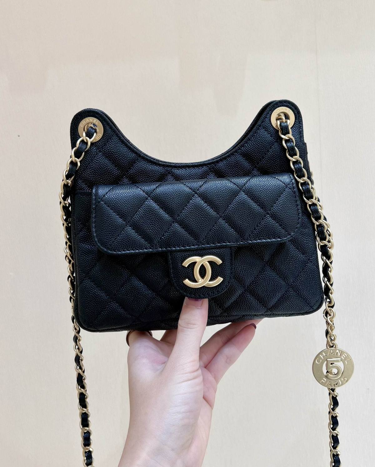 Ellebag’s Exquisite Replica: The Black Caviar Leather Chanel Small Hobo Bag with Gold Hardware(2024 Dec Updated)-Best Quality Replica designer Bag factory in China