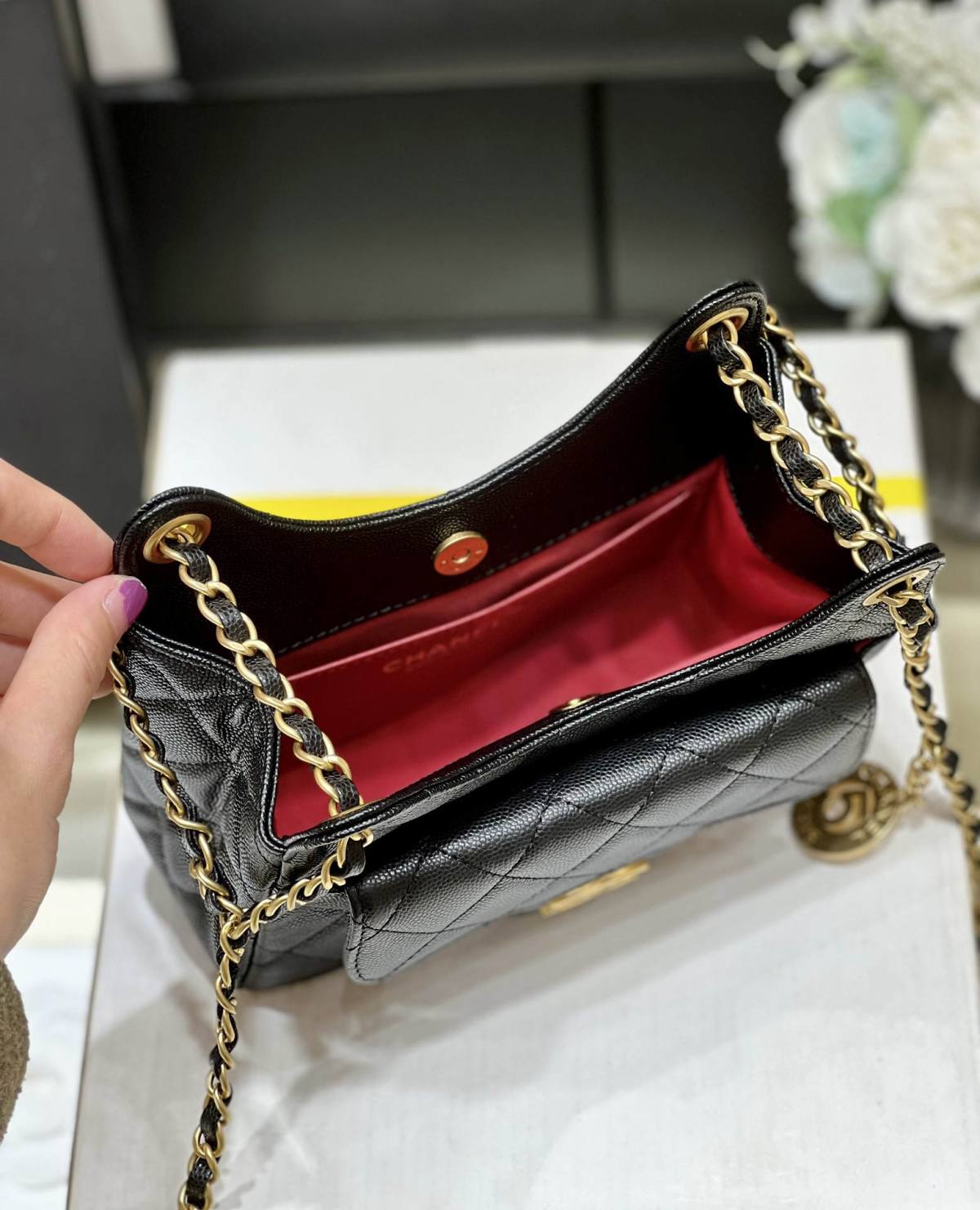 Ellebag’s Exquisite Replica: The Black Caviar Leather Chanel Small Hobo Bag with Gold Hardware(2024 Dec Updated)-Best Quality Replica designer Bag factory in China