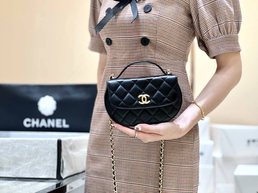 Ellebag’s Exquisite Replica: The Black Lambskin Chanel 23A AP3367 with Gold Hardware(2024 Dec Updated)-ʻOi aku ka maikaʻi o ka ʻeke Louis Vuitton ʻeke hoʻopunipuni ma ka hale kūʻai pūnaewele, ʻeke hoʻolālā kope ru