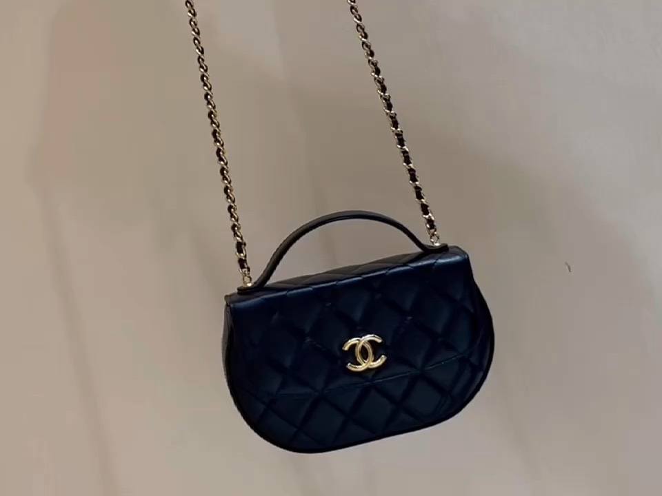 Ellebag’s Exquisite Replica: The Black Lambskin Chanel 23A AP3367 with Gold Hardware(2024 Dec Updated)-ʻOi aku ka maikaʻi o ka ʻeke Louis Vuitton ʻeke hoʻopunipuni ma ka hale kūʻai pūnaewele, ʻeke hoʻolālā kope ru