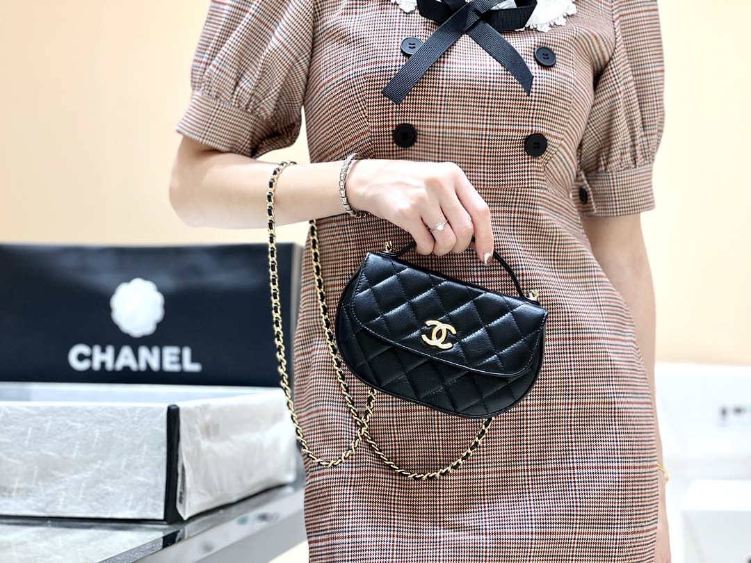 Ellebag’s Exquisite Replica: The Black Lambskin Chanel 23A AP3367 with Gold Hardware(2024 Dec Updated)-ʻOi aku ka maikaʻi o ka ʻeke Louis Vuitton ʻeke hoʻopunipuni ma ka hale kūʻai pūnaewele, ʻeke hoʻolālā kope ru