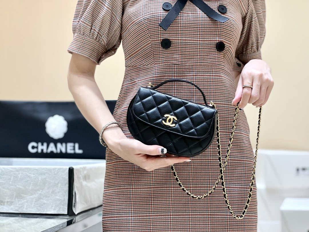 Ellebag’s Exquisite Replica: The Black Lambskin Chanel 23A AP3367 with Gold Hardware(2024 Dec Updated)-ʻOi aku ka maikaʻi o ka ʻeke Louis Vuitton ʻeke hoʻopunipuni ma ka hale kūʻai pūnaewele, ʻeke hoʻolālā kope ru