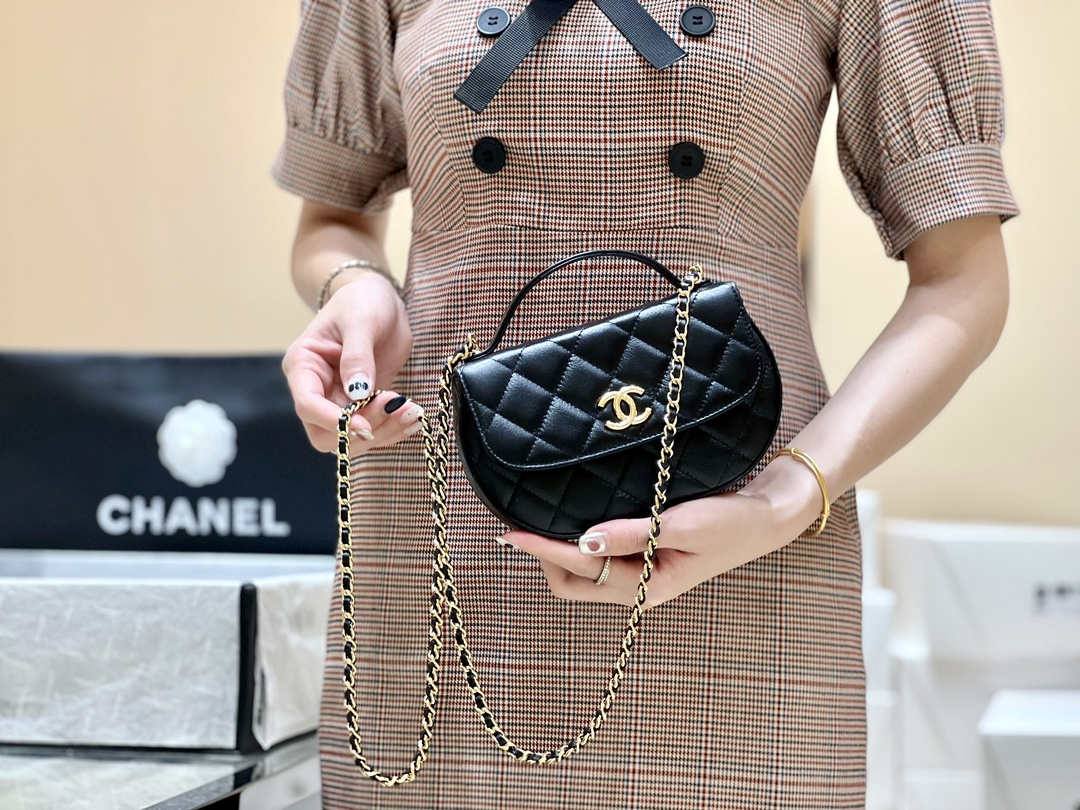 Ellebag’s Exquisite Replica: The Black Lambskin Chanel 23A AP3367 with Gold Hardware(2024 Dec Updated)-ʻOi aku ka maikaʻi o ka ʻeke Louis Vuitton ʻeke hoʻopunipuni ma ka hale kūʻai pūnaewele, ʻeke hoʻolālā kope ru