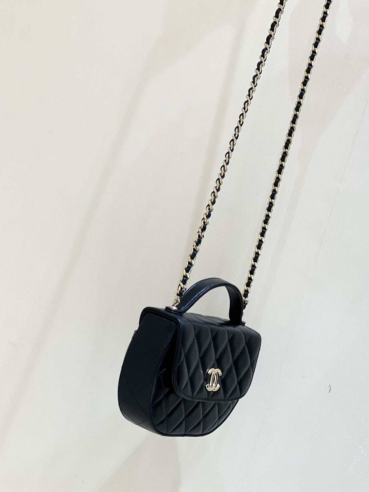 Ellebag’s Exquisite Replica: The Black Lambskin Chanel 23A AP3367 with Gold Hardware(2024 Dec Updated)-ʻOi aku ka maikaʻi o ka ʻeke Louis Vuitton ʻeke hoʻopunipuni ma ka hale kūʻai pūnaewele, ʻeke hoʻolālā kope ru