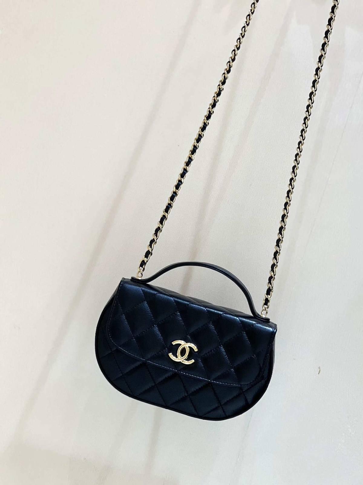 Ellebag’s Exquisite Replica: The Black Lambskin Chanel 23A AP3367 with Gold Hardware(2024 Dec Updated)-ʻOi aku ka maikaʻi o ka ʻeke Louis Vuitton ʻeke hoʻopunipuni ma ka hale kūʻai pūnaewele, ʻeke hoʻolālā kope ru