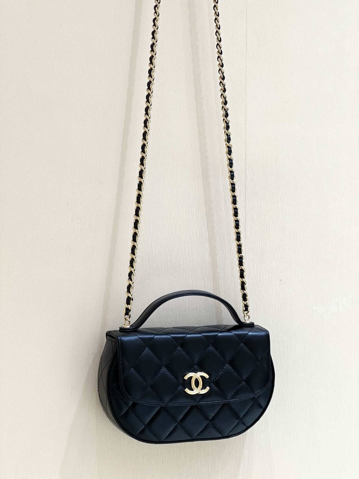 Ellebag’s Exquisite Replica: The Black Lambskin Chanel 23A AP3367 with Gold Hardware(2024 Dec Updated)-ʻOi aku ka maikaʻi o ka ʻeke Louis Vuitton ʻeke hoʻopunipuni ma ka hale kūʻai pūnaewele, ʻeke hoʻolālā kope ru