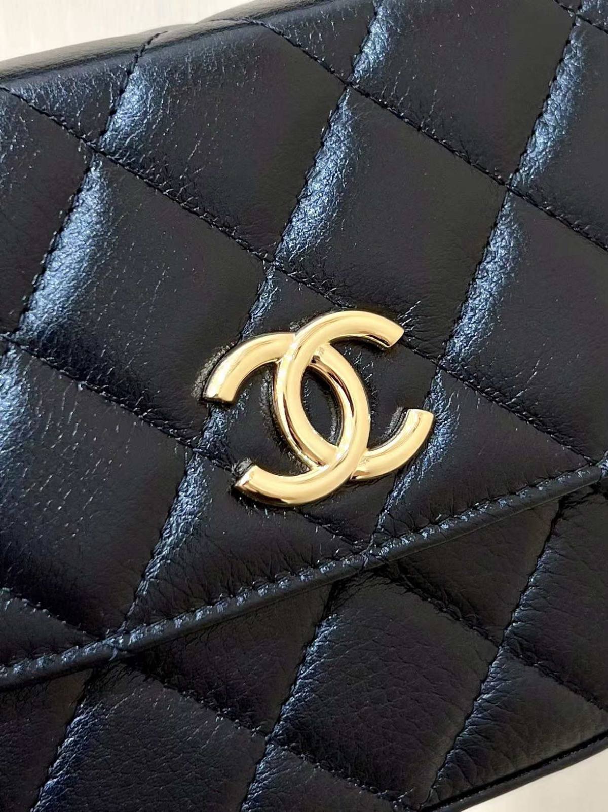 Ellebag’s Exquisite Replica: The Black Lambskin Chanel 23A AP3367 with Gold Hardware(2024 Dec Updated)-ʻOi aku ka maikaʻi o ka ʻeke Louis Vuitton ʻeke hoʻopunipuni ma ka hale kūʻai pūnaewele, ʻeke hoʻolālā kope ru