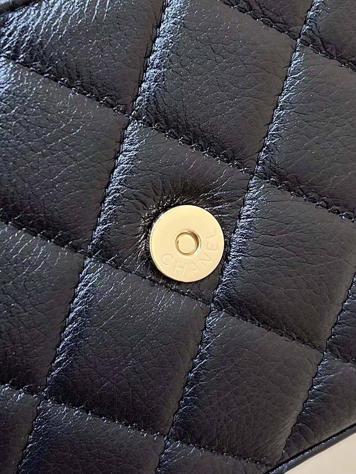 Ellebag’s Exquisite Replica: The Black Lambskin Chanel 23A AP3367 with Gold Hardware(2024 Dec Updated)-ʻOi aku ka maikaʻi o ka ʻeke Louis Vuitton ʻeke hoʻopunipuni ma ka hale kūʻai pūnaewele, ʻeke hoʻolālā kope ru